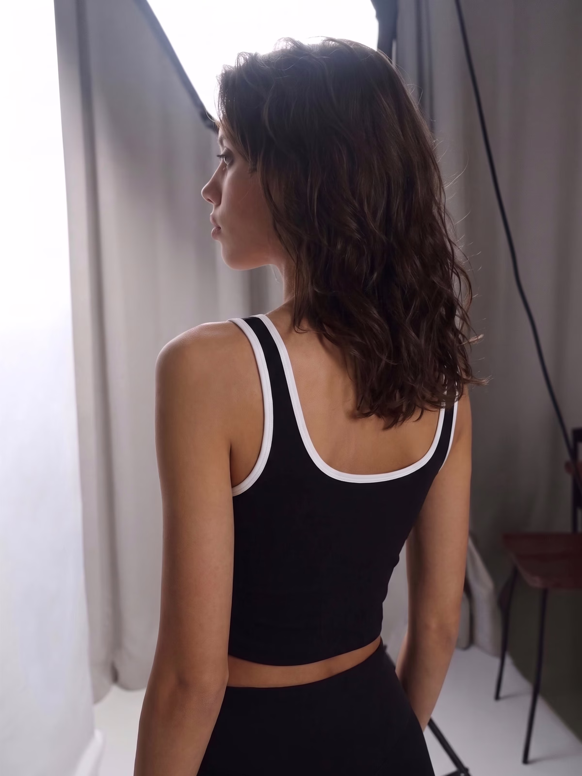 AURA Top Bicolor Duo · Negro en color Negro - Puesta en modelo en movimiento | AYA