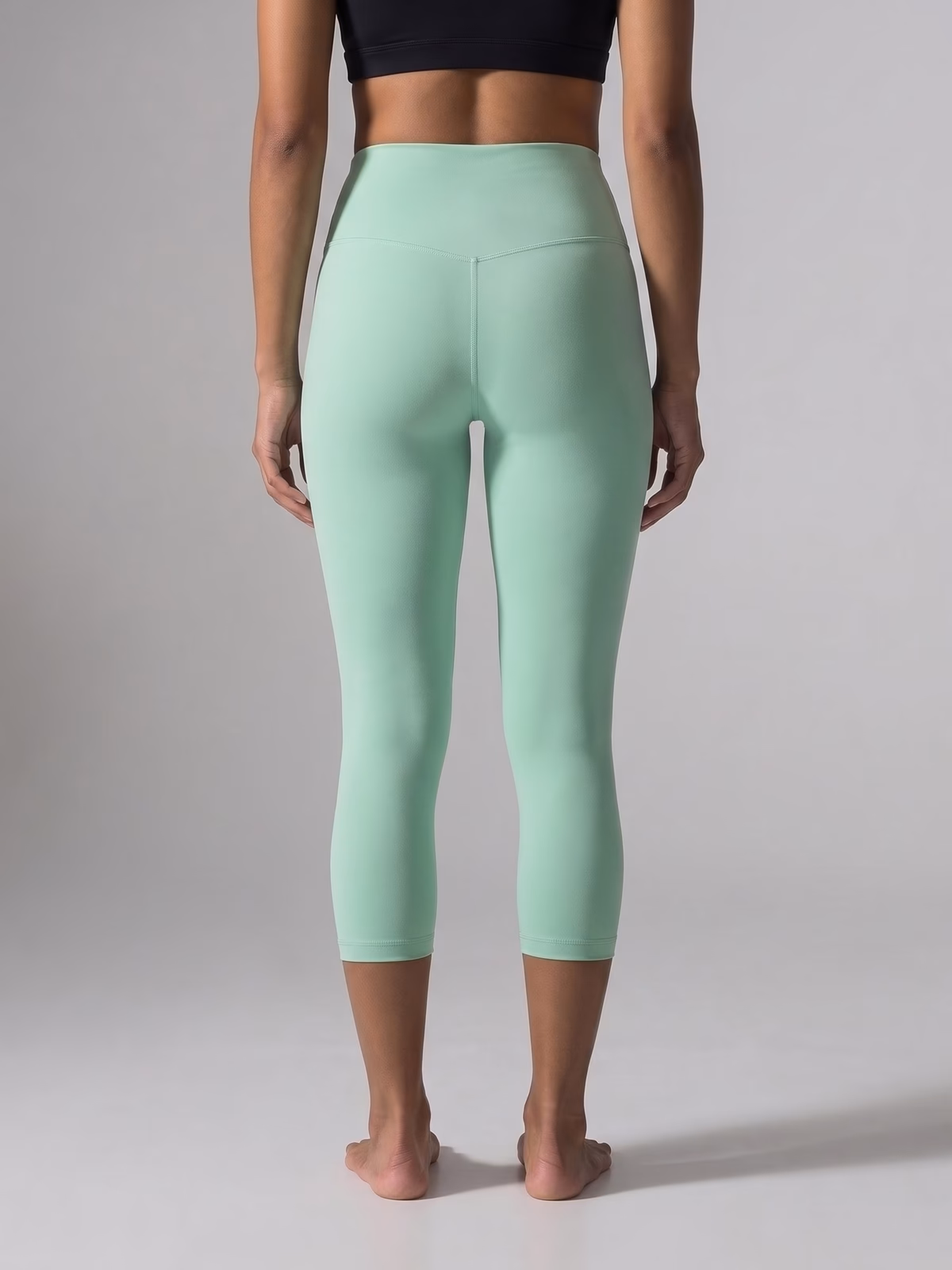 SCULPT High-Waisted Legging Capri · Verde Menta en color Verde Menta - Vista posterior y espalda | AYA