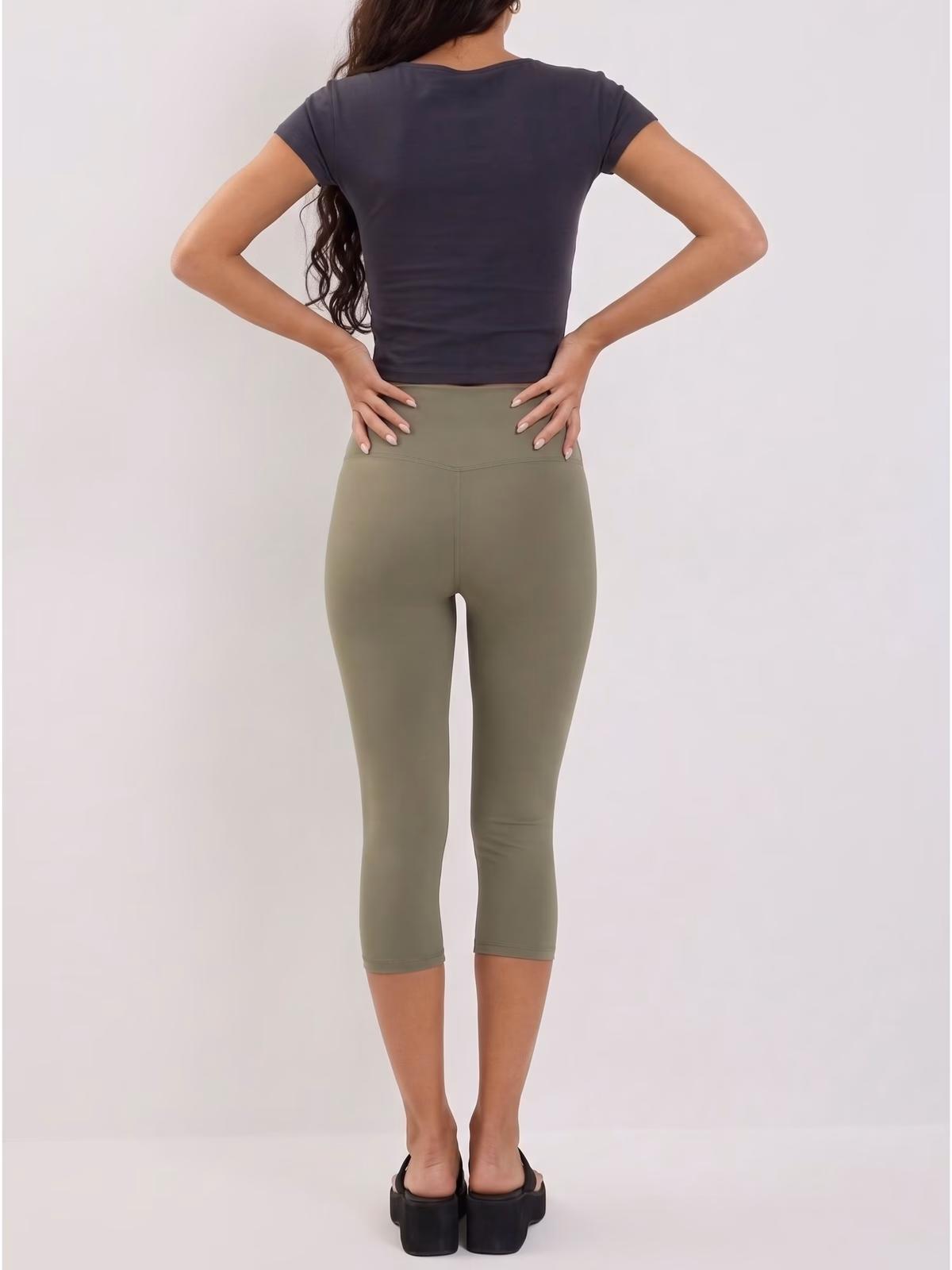 SCULPT High-Waisted Legging Capri · Verde Salvia en color Verde Salvia - Vista posterior y espalda | AYA