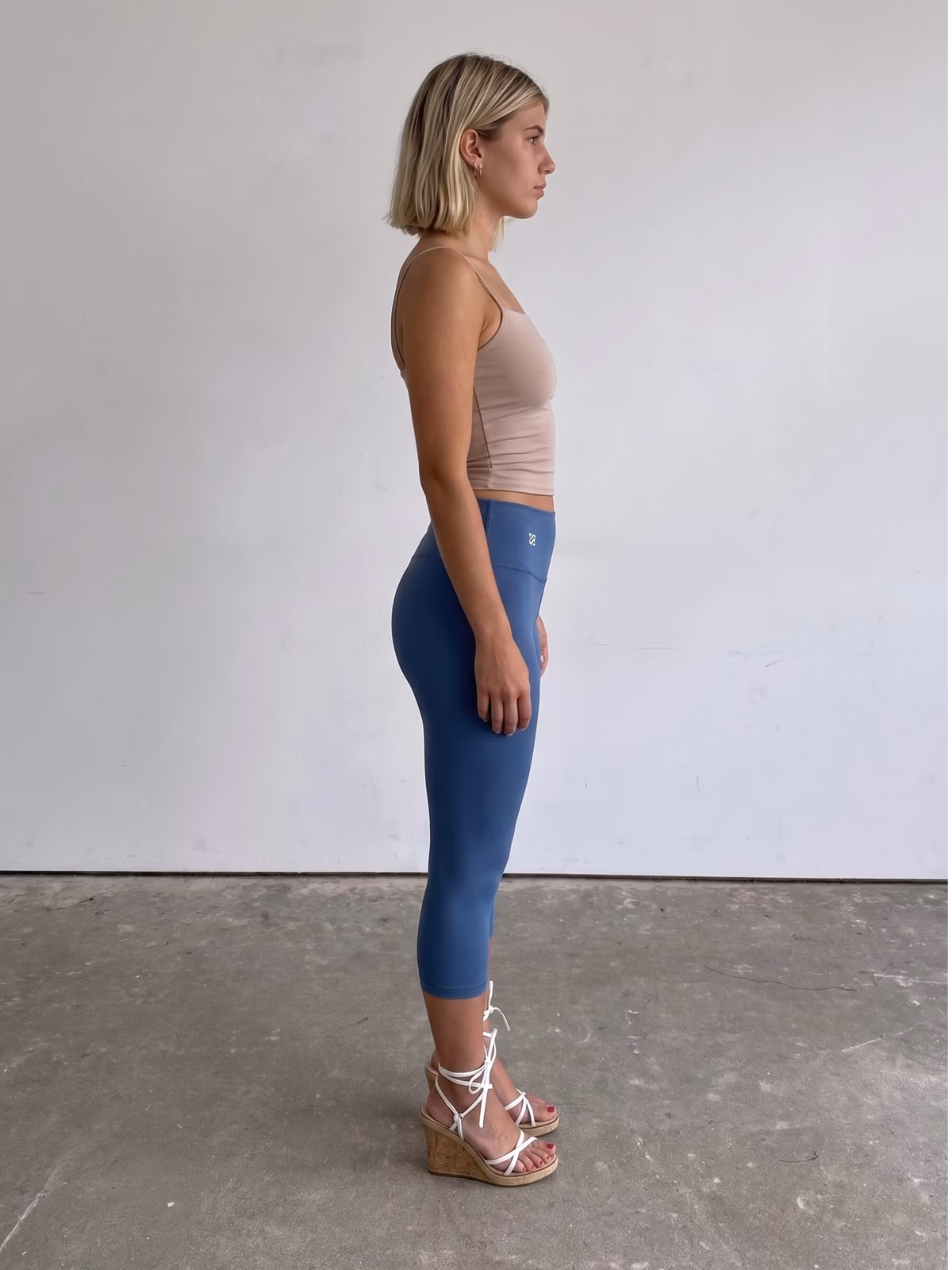 SCULPT High-Waisted Legging Capri · Azul Marino en color Azul Marino - Detalle de tejido y compresión | AYA