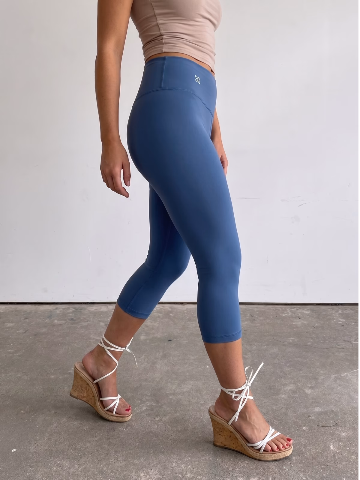 SCULPT High-Waisted Legging Capri · Azul Marino en color Azul Marino - Vista frontal de estudio | AYA