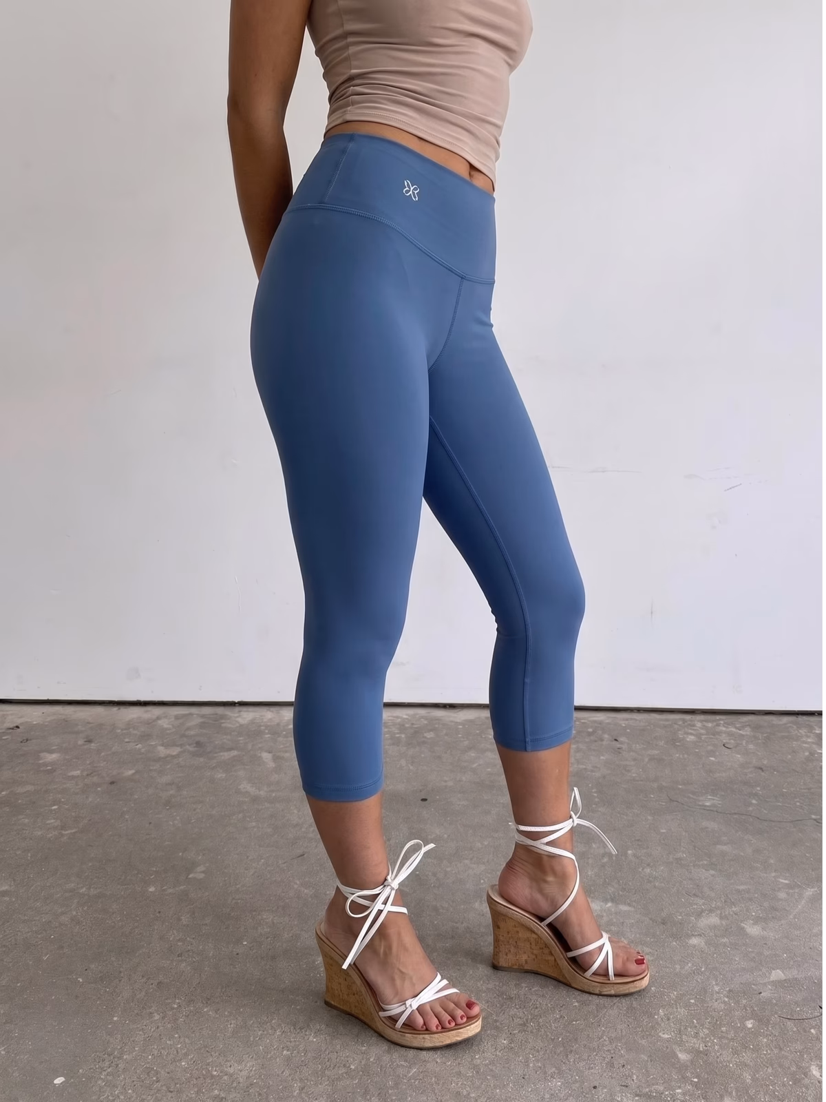 SCULPT High-Waisted Legging Capri · Azul Marino en color Azul Marino - Vista lateral y silueta | AYA