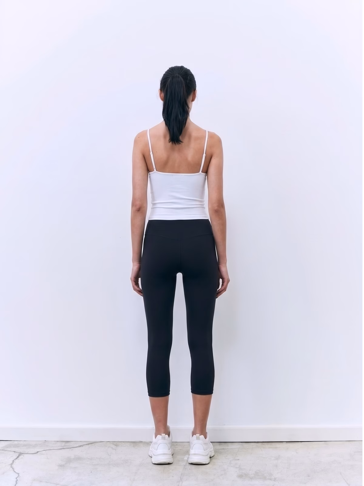 SCULPT High-Waisted Legging Capri · Negro en color Negro - Vista posterior y espalda | AYA