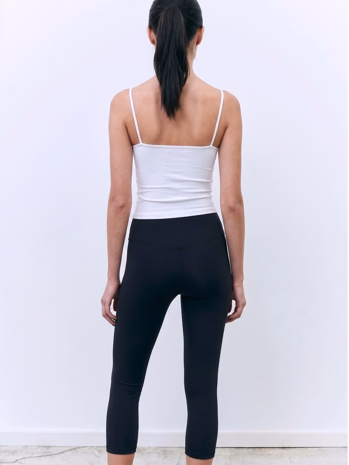 SCULPT High-Waisted Legging Capri · Negro en color Negro - Vista frontal de estudio | AYA