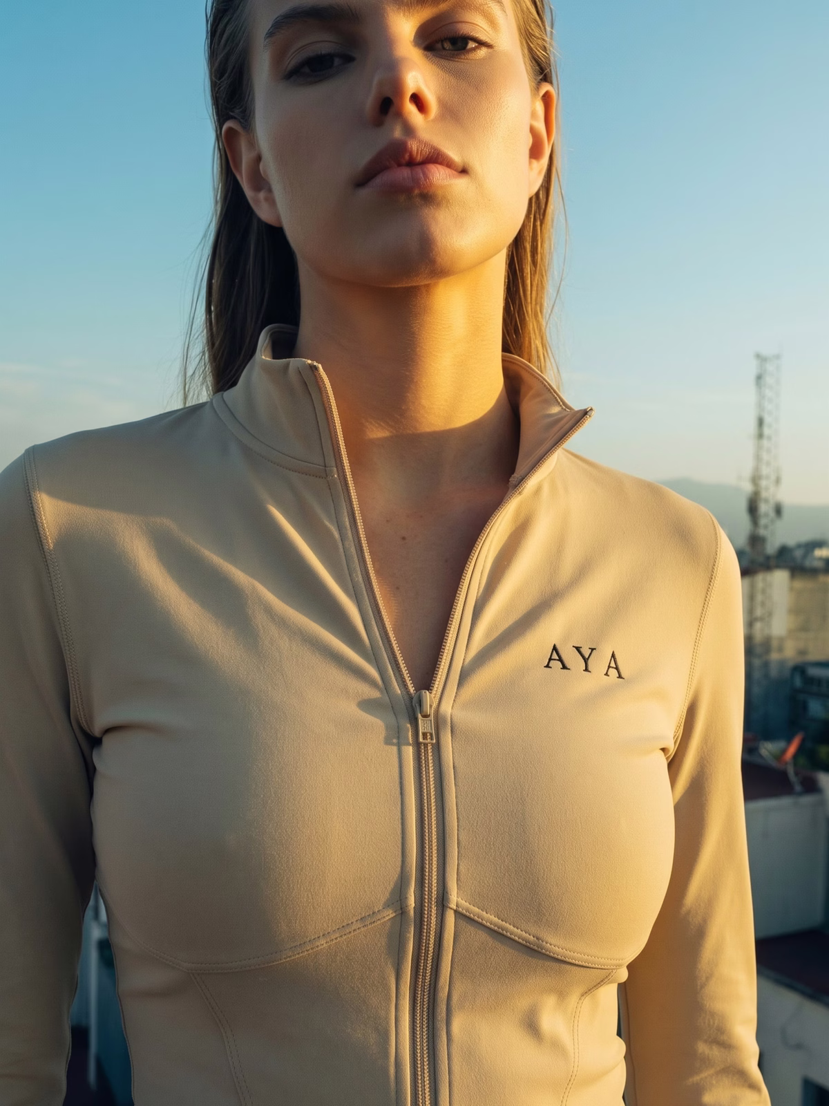 HORIZON Studio Chaqueta Cremallera Completa · Caqui en color Caqui - Puesta en modelo en movimiento | AYA
