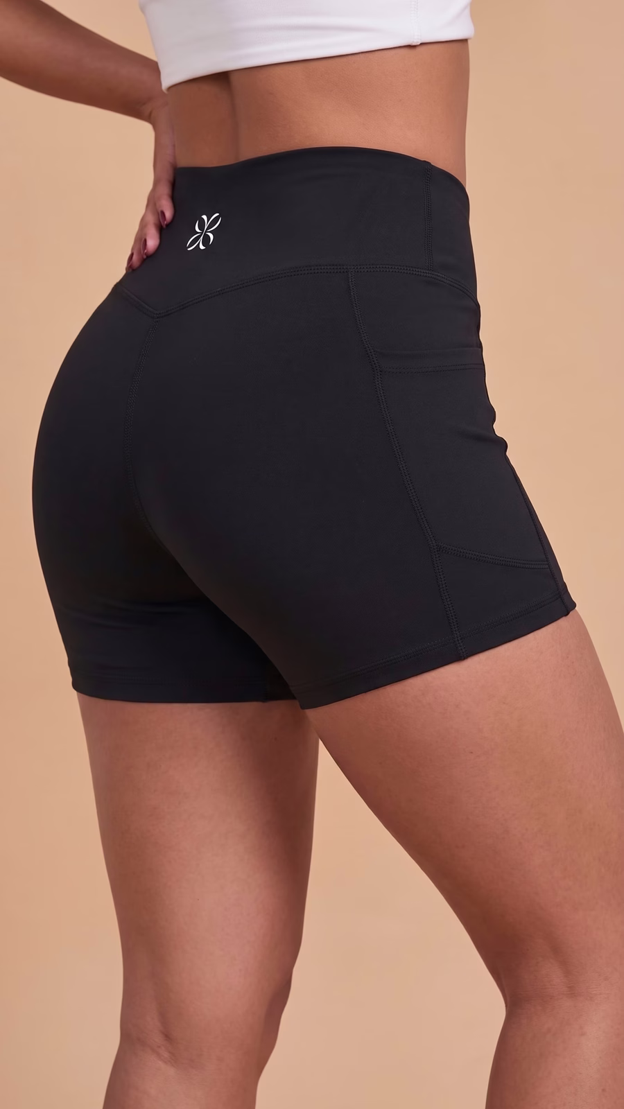 SCULPT Short Studio con Bolsillo · Negro en color Negro - Detalle de tejido y compresión | AYA