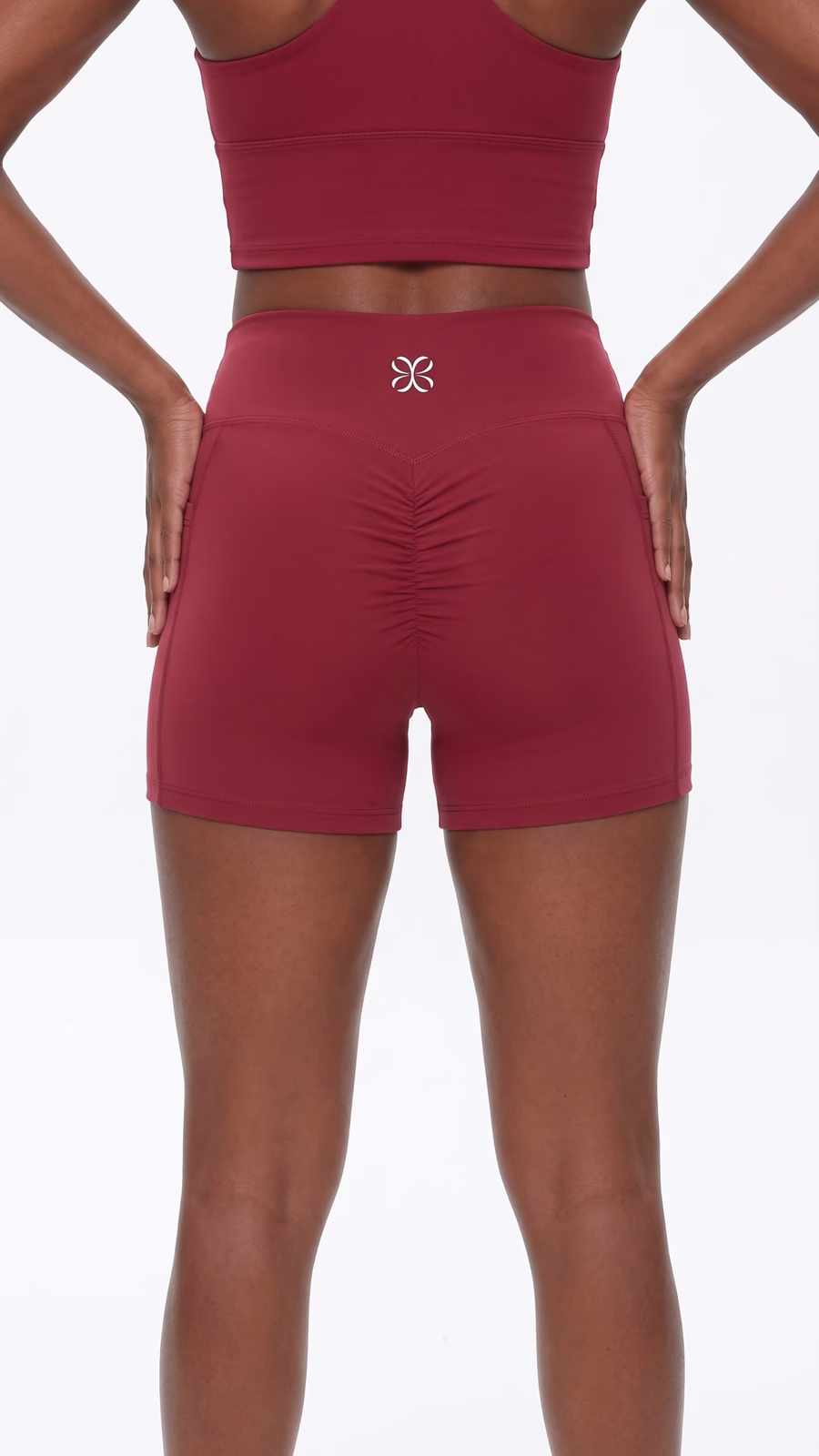 SCULPT Short Studio con Bolsillo · Rojo en color Rojo - Vista posterior y espalda | AYA