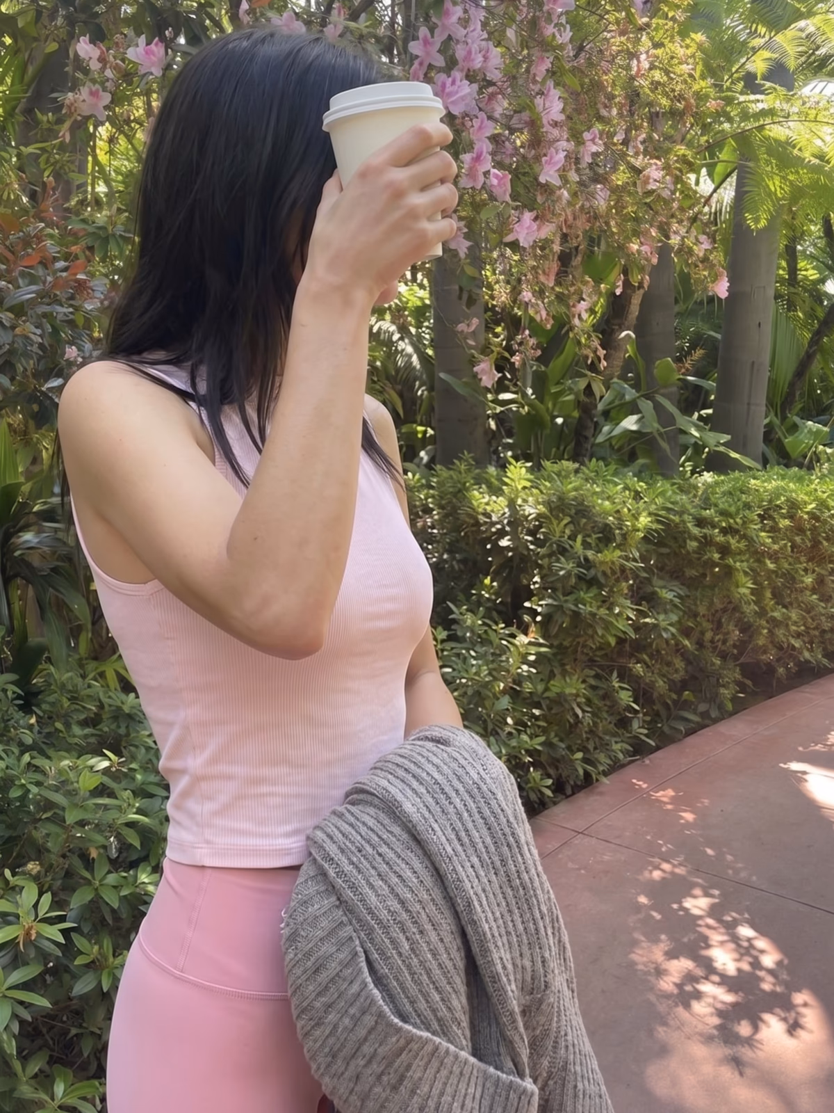 SCULPT High-Waisted Legging Capri · Rosa en color Rosa - Vista posterior y espalda | AYA