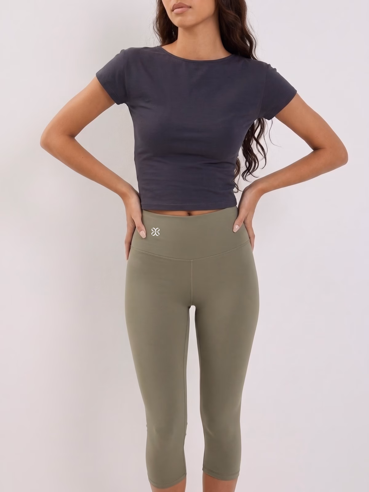 SCULPT High-Waisted Legging Capri · Verde Salvia en color Verde Salvia - Vista frontal de estudio | AYA