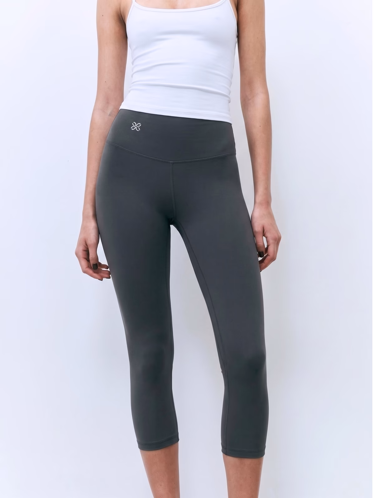 SCULPT High-Waisted Legging Capri · Gris Marengo en color Gris Marengo - Vista frontal de estudio | AYA