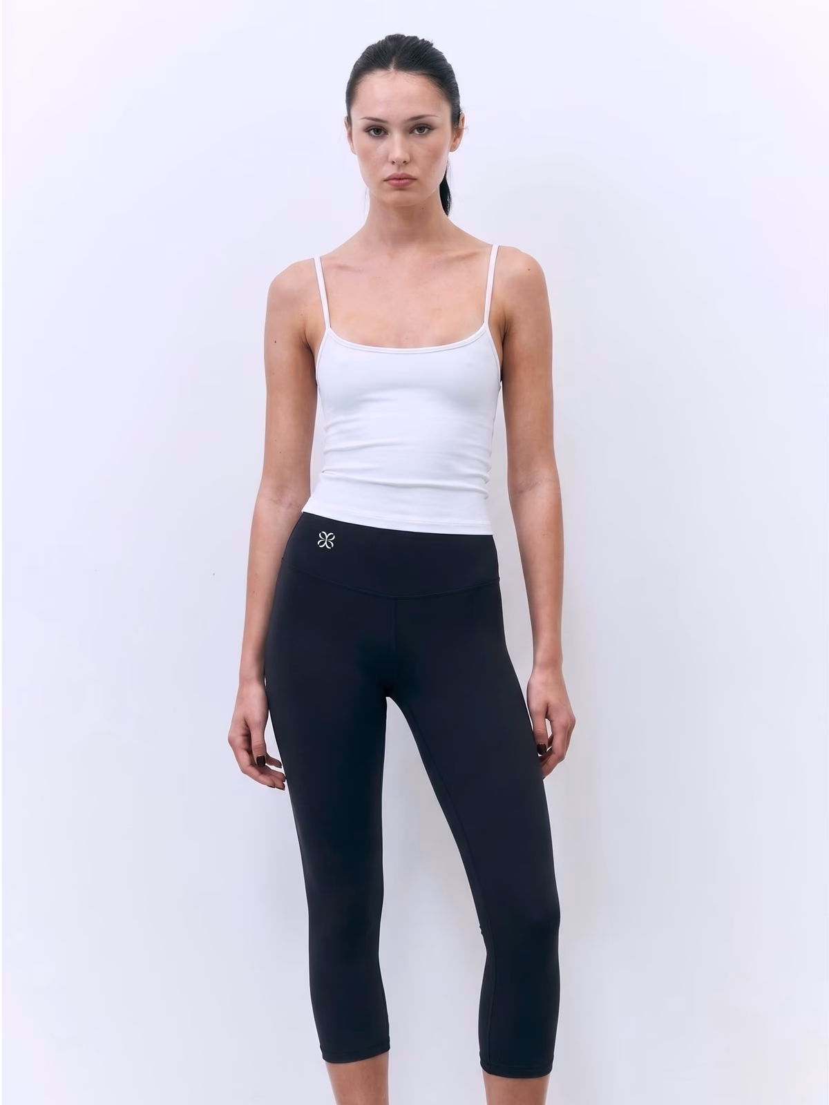 SCULPT High-Waisted Legging Capri · Negro en color Negro - Vista posterior y espalda | AYA