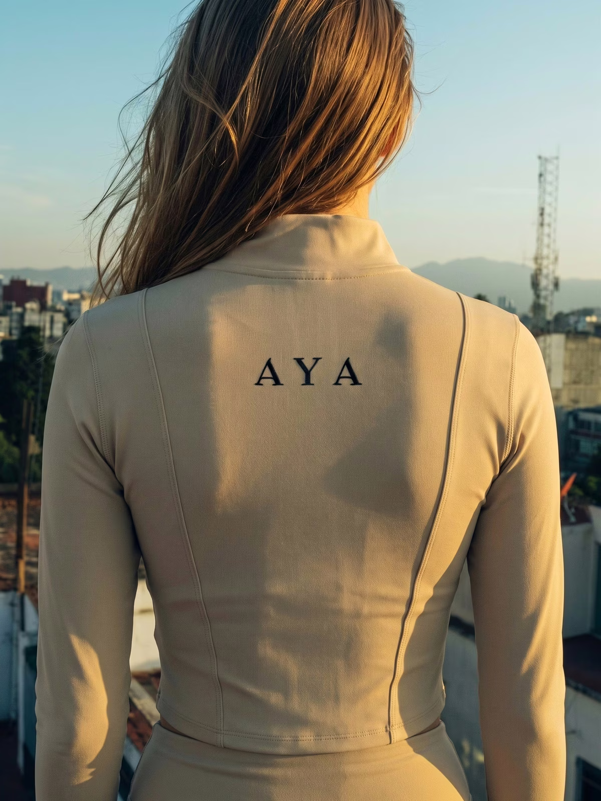 HORIZON Studio Chaqueta Cremallera Completa · Caqui en color Caqui - Puesta en modelo en movimiento | AYA
