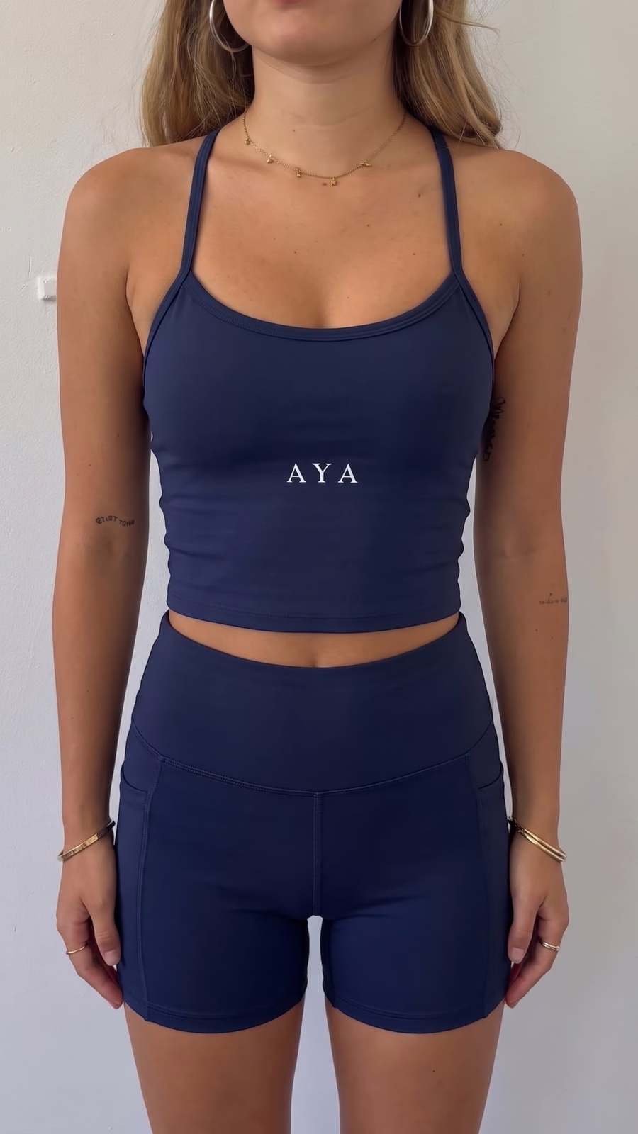 AURA Top Tirantes Studio - Vista frontal de estudio | AYA